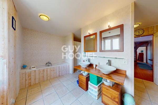 Propriété de charme en pierres apparentes de 273 m² avec dépendances et vue dominante