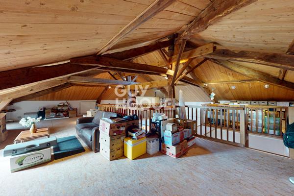 Propriété de charme en pierres apparentes de 273 m² avec dépendances et vue dominante