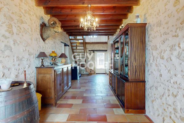 Propriété de charme en pierres apparentes de 273 m² avec dépendances et vue dominante