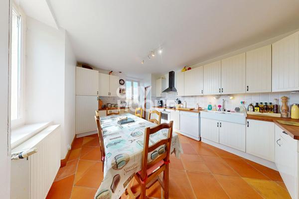 Propriété de charme en pierres apparentes de 273 m² avec dépendances et vue dominante