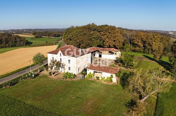 Propriété de charme en pierres apparentes de 273 m² avec dépendances et vue dominante