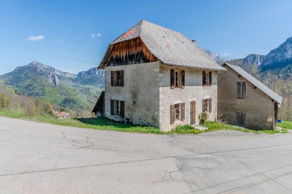 Saint-Christophe-sur-Guiers (38380) Maison 92,6 m2 - avec 80 m2 au sol de garage / atelier (sur 2 niveaux) - jardin - terrain - 35mn de Chambéry