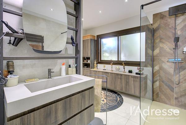 Maison FURIANI 7 pièces 207 m2 avec piscine .