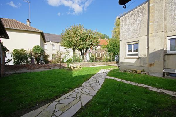 Maison de 110 m², 6 pièces dont 3 CH, avec un jardin, garage Nesle (80190)