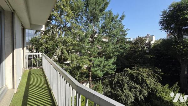 À 200 mètres du métro Pont de Neuilly – Deux pièces avec balcon sur jardin