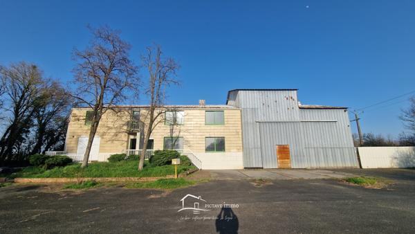 Ensemble immobilier mixte avec ateliers et maison sur 2 478 m² à Saint Sauvant Saint-Sauvant (86600)