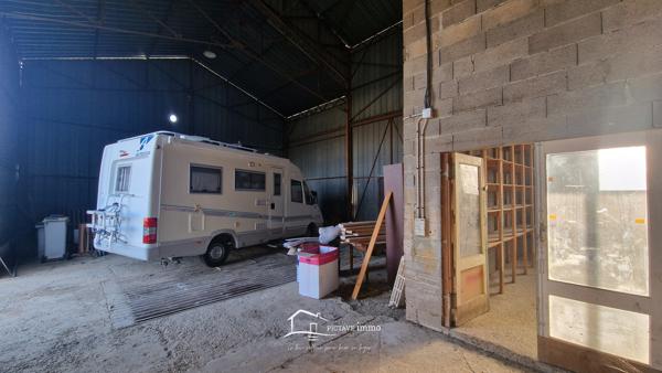 Ensemble immobilier mixte avec ateliers et maison sur 2 478 m² à Saint Sauvant Saint-Sauvant (86600)