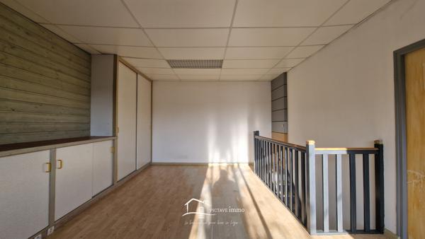 Ensemble immobilier mixte avec ateliers et maison sur 2 478 m² à Saint Sauvant Saint-Sauvant (86600)
