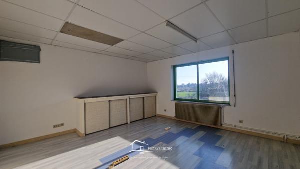 Ensemble immobilier mixte avec ateliers et maison sur 2 478 m² à Saint Sauvant Saint-Sauvant (86600)