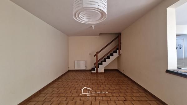 Ensemble immobilier mixte avec ateliers et maison sur 2 478 m² à Saint Sauvant Saint-Sauvant (86600)