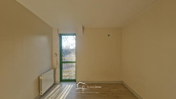 Ensemble immobilier mixte avec ateliers et maison sur 2 478 m² à Saint Sauvant Saint-Sauvant (86600)