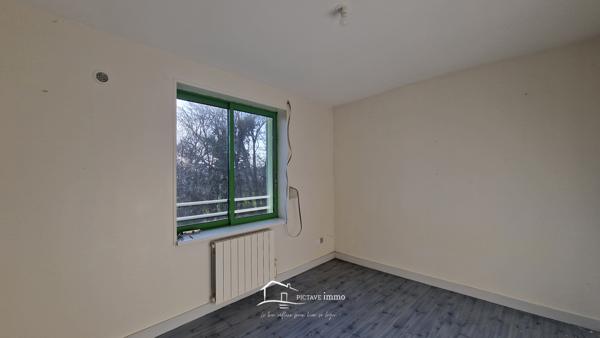 Ensemble immobilier mixte avec ateliers et maison sur 2 478 m² à Saint Sauvant Saint-Sauvant (86600)