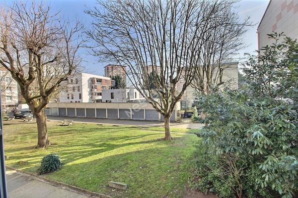 MONTREUIL, DANS UNE RESIDENCE AVEC ESPACES VERTS, PROCHE DE LA NOUVELLE LIGNE DE METRO 11 STATION LA DHUYS, 4 PIECES TRAVERSANT EST/OUEST AVEC RESSERRE ET BOX