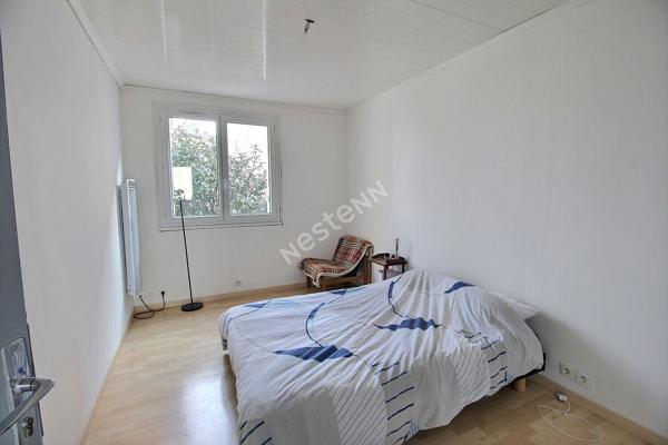 MONTREUIL, DANS UNE RESIDENCE AVEC ESPACES VERTS, PROCHE DE LA NOUVELLE LIGNE DE METRO 11 STATION LA DHUYS, 4 PIECES TRAVERSANT EST/OUEST AVEC RESSERRE ET BOX