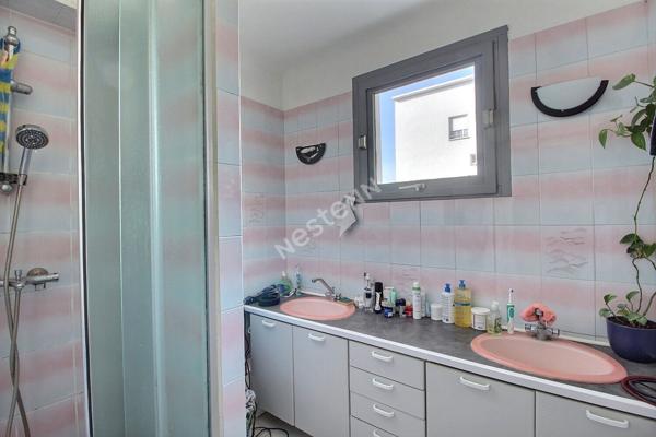 MONTREUIL, DANS UNE RESIDENCE AVEC ESPACES VERTS, PROCHE DE LA NOUVELLE LIGNE DE METRO 11 STATION LA DHUYS, 4 PIECES TRAVERSANT EST/OUEST AVEC RESSERRE ET BOX