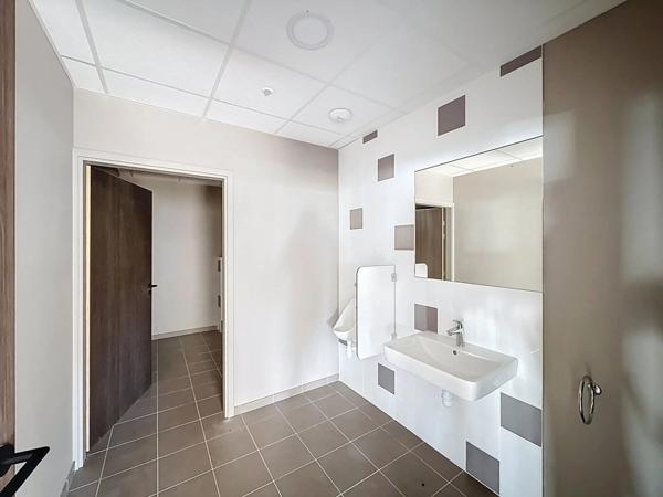 Location Bureau 1 pièces 310 m2 à Bourgoin-Jallieu