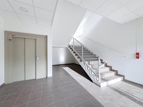 Location Bureau 1 pièces 310 m2 à Bourgoin-Jallieu