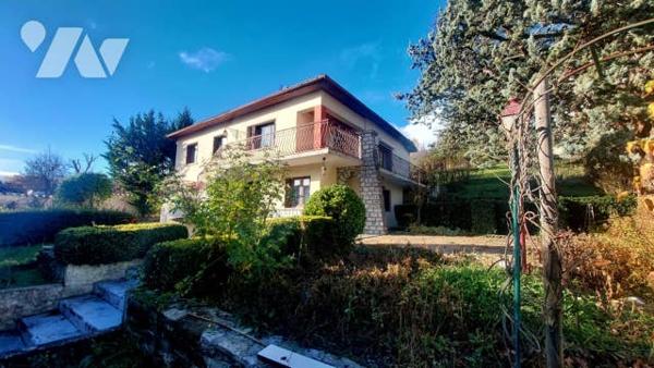maison  T7 de 170 m2 sur 2 niveaux , grand garage de 110 m2 non attenant sur 2500 m2 de jardin