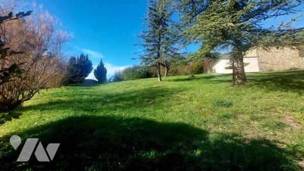 maison  T7 de 170 m2 sur 2 niveaux , grand garage de 110 m2 non attenant sur 2500 m2 de jardin