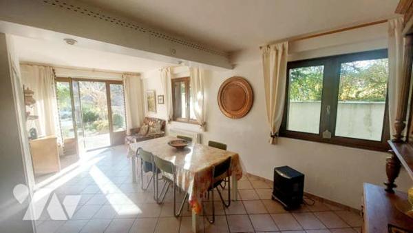maison  T7 de 170 m2 sur 2 niveaux , grand garage de 110 m2 non attenant sur 2500 m2 de jardin