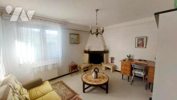 maison  T7 de 170 m2 sur 2 niveaux , grand garage de 110 m2 non attenant sur 2500 m2 de jardin