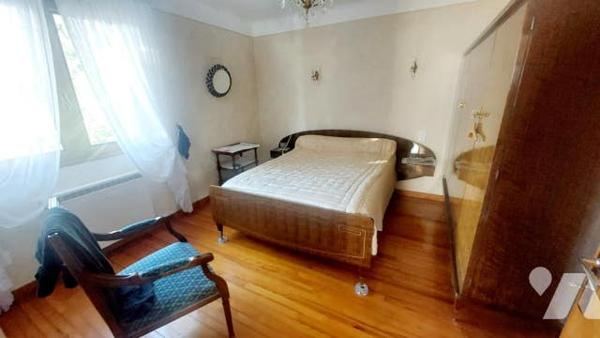 maison  T7 de 170 m2 sur 2 niveaux , grand garage de 110 m2 non attenant sur 2500 m2 de jardin