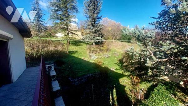 maison  T7 de 170 m2 sur 2 niveaux , grand garage de 110 m2 non attenant sur 2500 m2 de jardin