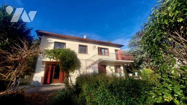 maison  T7 de 170 m2 sur 2 niveaux , grand garage de 110 m2 non attenant sur 2500 m2 de jardin