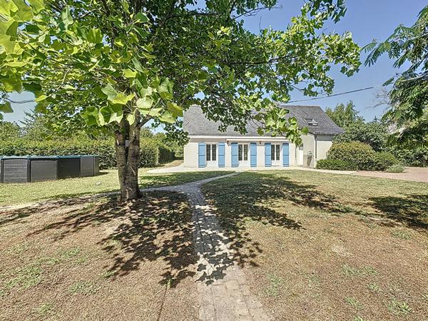 Maison avec grande dépendance, 4 chambres, un bureau et 1986 m2 de terrain