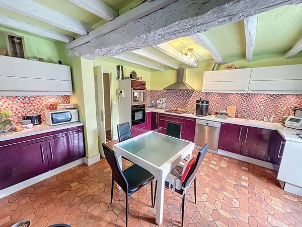 Maison avec grande dépendance, 4 chambres, un bureau et 1986 m2 de terrain