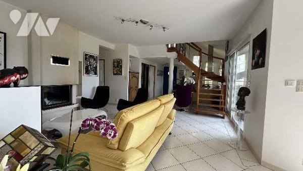 BELLE MAISON 4 CHAMBRES, TERRAIN 749 m², GARAGE