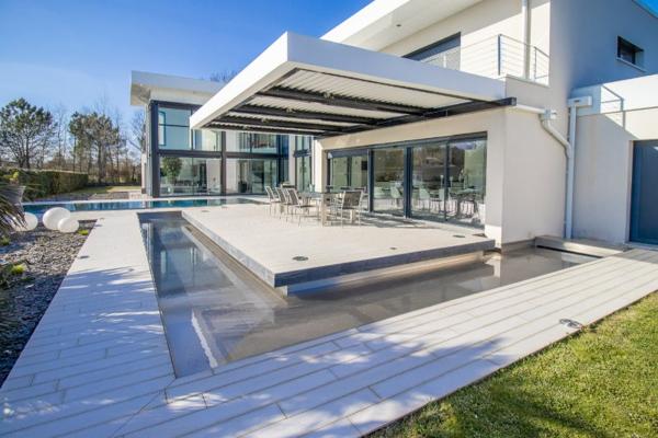 BORDEAUX 20MN - VILLA D'ARCHITECTE SUR LE GOLF - PISCINE - ASCENSEUR - GARAGE - 5 CHAMBRES