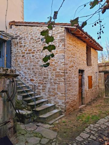 Maison en pierre à réhabiliter – Saint-Amour (centre-ville)
