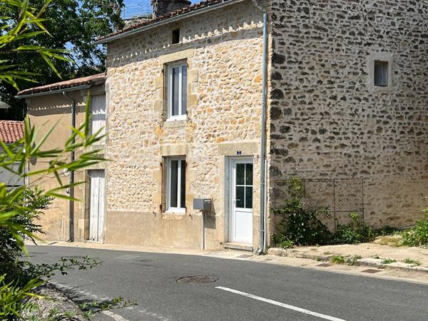Maison centre de Gencay , 61m²  2 chambres et terrasse.