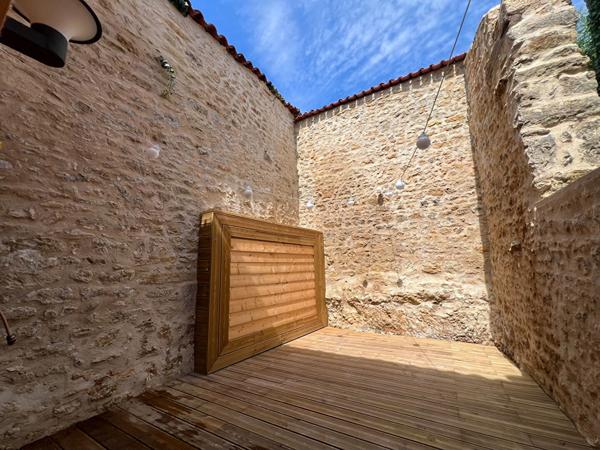 Maison centre de Gencay , 61m²  2 chambres et terrasse.