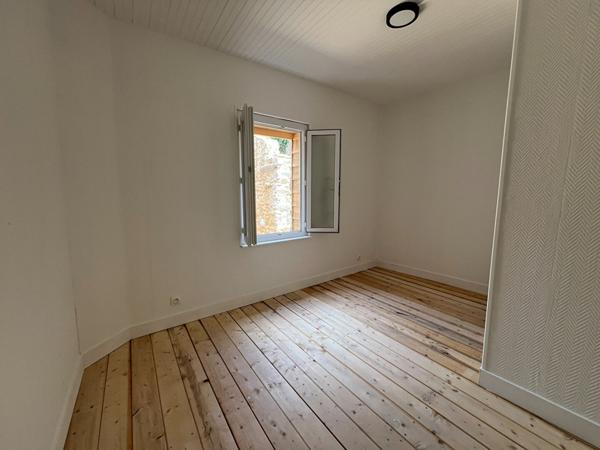 Maison centre de Gencay , 61m²  2 chambres et terrasse.