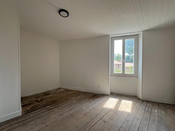 Maison centre de Gencay , 61m²  2 chambres et terrasse.