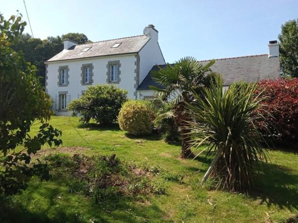 cadre bucolique pour cette Propriete 20e avec dependance en pierre et hangar sur 2 hectares