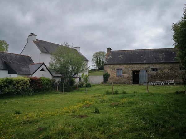 cadre bucolique pour cette Propriete 20e avec dependance en pierre et hangar sur 2 hectares