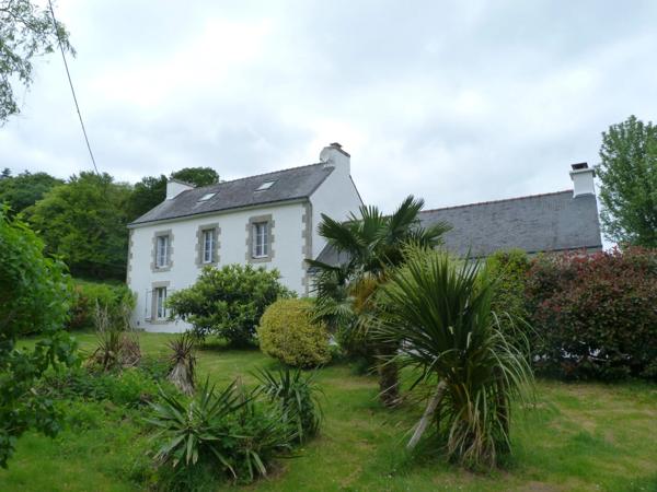 cadre bucolique pour cette Propriete 20e avec dependance en pierre et hangar sur 2 hectares