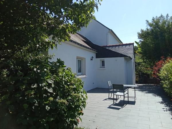 cadre bucolique pour cette Propriete 20e avec dependance en pierre et hangar sur 2 hectares