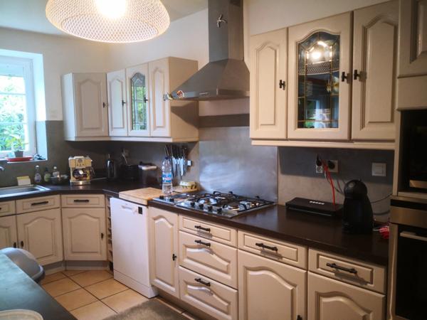 cadre bucolique pour cette Propriete 20e avec dependance en pierre et hangar sur 2 hectares