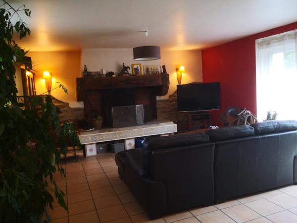 cadre bucolique pour cette Propriete 20e avec dependance en pierre et hangar sur 2 hectares