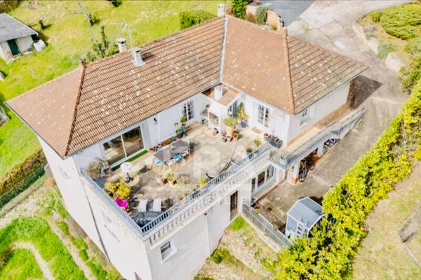 BRIGNAIS  Appartement toit-terrasse 200 m²  Vue dégagée