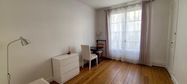 Paris (75015) PROCHE TOUR EIFFEL - 3 pièces en étage élevé avec balcon