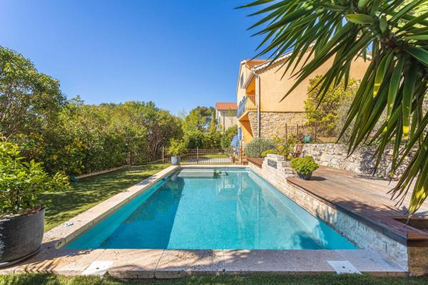 Maison familiale avec jardin, piscine et vues