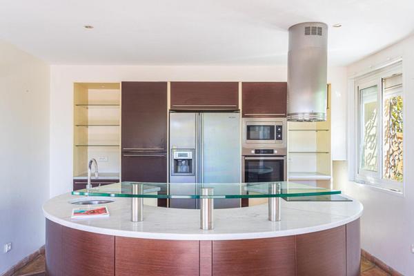 Maison familiale avec jardin, piscine et vues