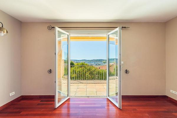Maison familiale avec jardin, piscine et vues