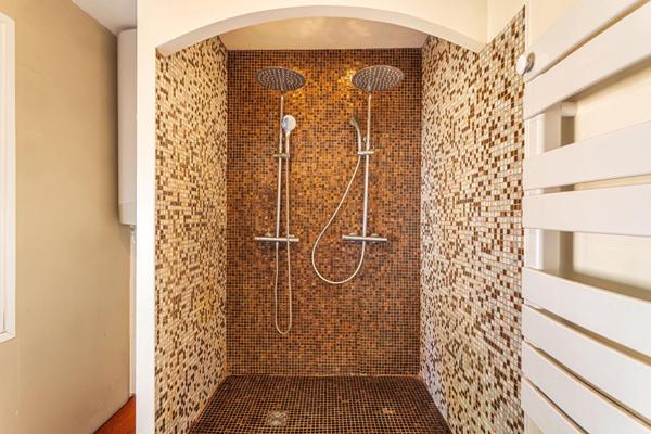 Maison familiale avec jardin, piscine et vues