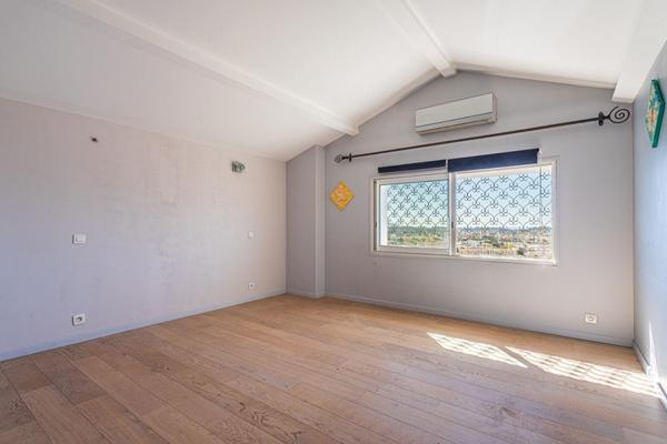 Maison familiale avec jardin, piscine et vues